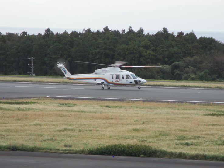 大島空港　ヘリコプター
