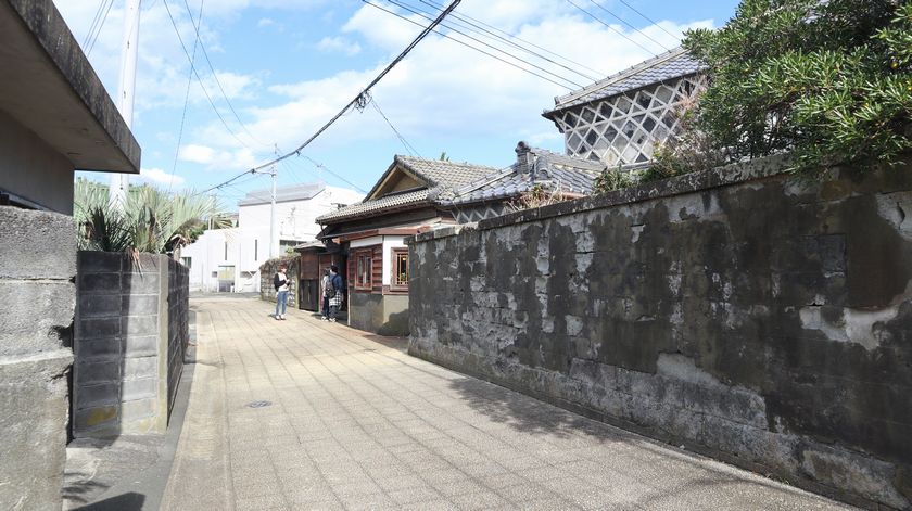 波浮港　島京梵天外観