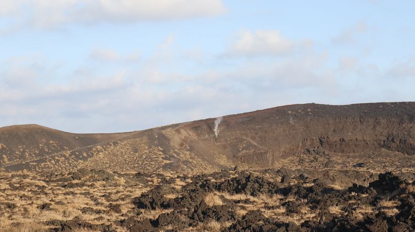 三原山　山頂から出る煙