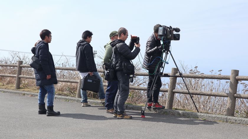 三原山　駐車場にて撮影を行う人たち