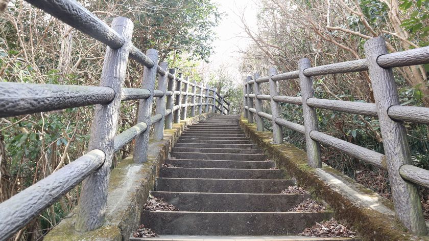 三原山　展望広場への階段