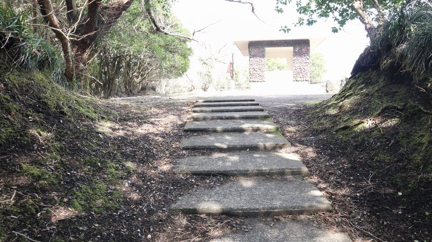 三原山　展望広場への道