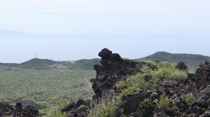 三原山お鉢巡り　ゴジラ岩