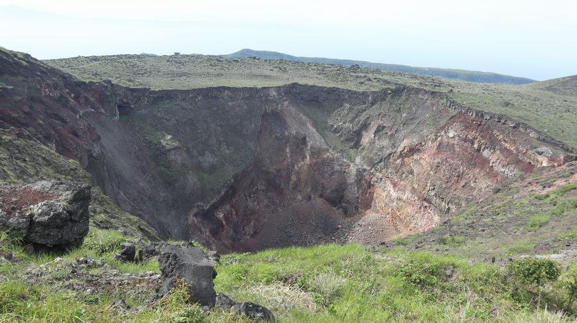 三原山お鉢巡り　噴火口