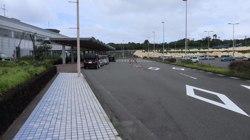 大島空港　外観と駐車場